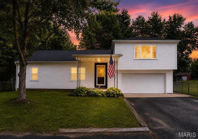 Photo 2 of Single family home for sale at 15 Belle Dr, Fairview Heights, IL 62208 | MLS# MIS26055679 | Listing updated on 2026-09-30