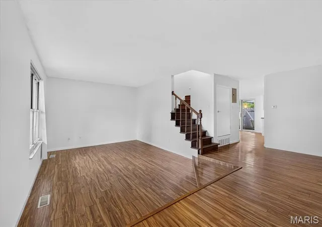 Photo 3 of Townhouse for sale at 4334 Chateau De Ville Dr, Saint Louis, MO 63129 | MLS# MIS26055687 | Listing updated on 2026-10-05