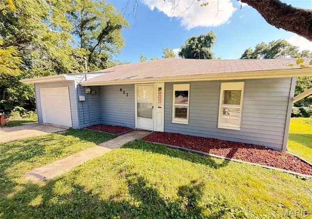 Photo 2 of Single family home for sale at 827 Chouteau Ave, Alton, IL 62002 | MLS# MIS26055688 | Listing updated on 2026-09-13