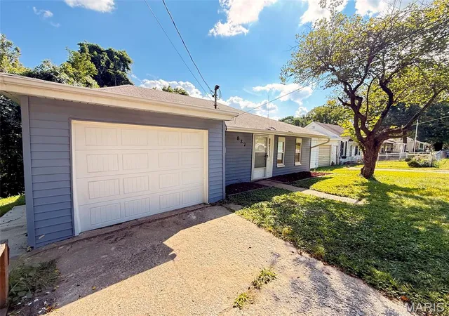 Photo 2 of Single family home for sale at 827 Chouteau Ave, Alton, IL 62002 | MLS# MIS26055688 | Listing updated on 2026-09-13