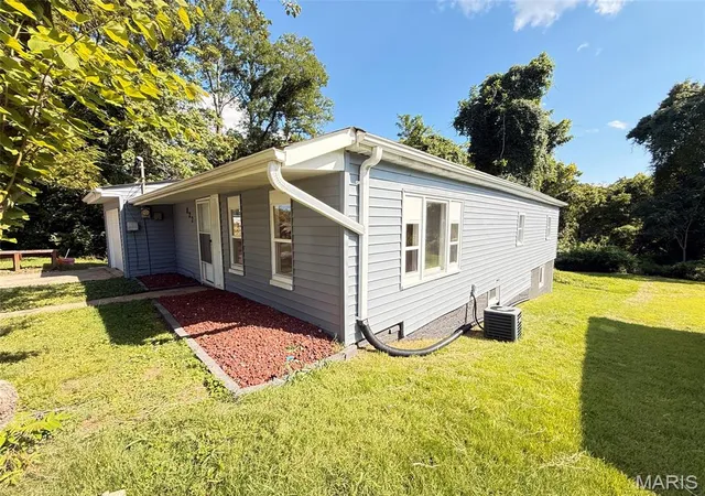 Photo 3 of Single family home for sale at 827 Chouteau Ave, Alton, IL 62002 | MLS# MIS26055688 | Listing updated on 2026-09-13