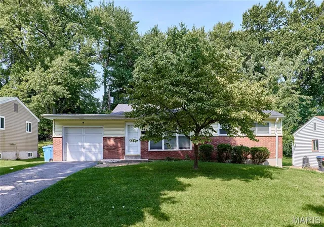 Photo 2 of Single family home for sale at 145 Clearview Dr, Florissant, MO 63033 | MLS# MIS26055698 | Listing updated on 2026-09-21