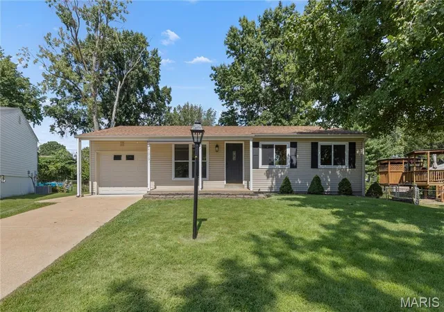 Photo 2 of Sale Pending at 11919 Holly Brook Dr, Maryland Heights, MO 63043 | MLS# MIS26055701 | Listing updated on 2026-09-01