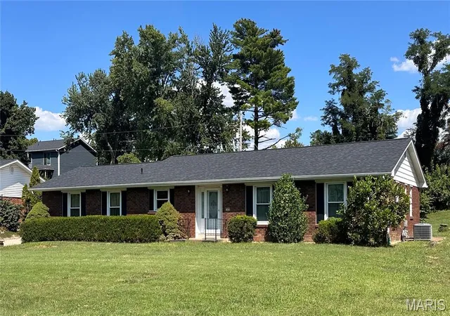 Single family home for sale at 1608 Daleview St, Columbia, IL 62236 | MLS# MIS26055702