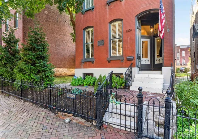 Photo 2 of Sale Pending at 2309 S 12th Street, Saint Louis, MO 63104 | MLS# MIS26055714 | Listing updated on 2026-09-15