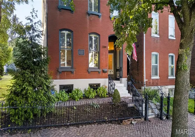 Photo 3 of Sale Pending at 2309 S 12th Street, Saint Louis, MO 63104 | MLS# MIS26055714 | Listing updated on 2026-09-15