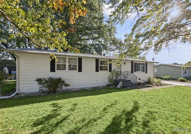 Photo 3 of Manufactured home for sale at 710 Rogers Dr, Freeburg, IL 62243 | MLS# MIS26055715 | Listing updated on 2026-10-22
