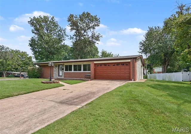 Photo 2 of Sale Pending at 1540 Hialeah Pl, Florissant, MO 63033 | MLS# MIS26055721 | Listing updated on 2026-09-08