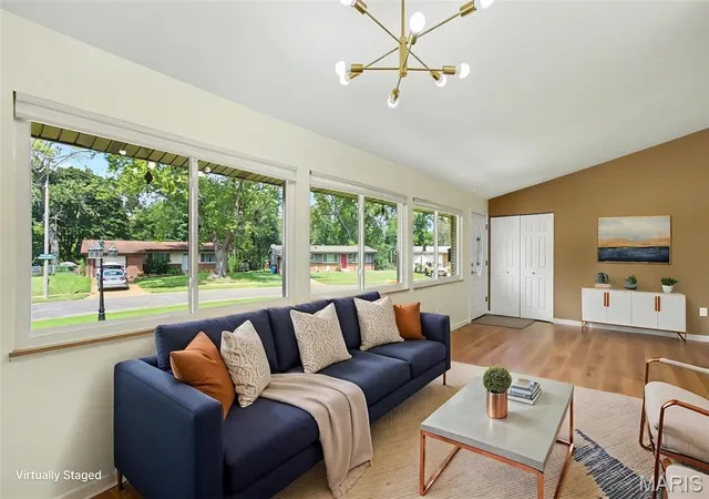 Photo 3 of Sale Pending at 1540 Hialeah Pl, Florissant, MO 63033 | MLS# MIS26055721 | Listing updated on 2026-09-08