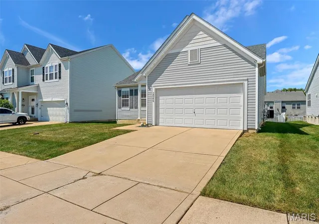 Photo 3 of Sale Pending at 2046 Preston Woods Pkwy, Lake St Louis, MO 63367 | MLS# MIS26055728 | Listing updated on 2026-09-07