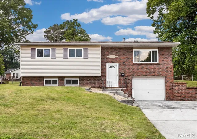 Photo 1 of Single family home for sale at 4810 Snow White Ter, Alton, IL 62002 | MLS# MIS26055732 | Listing updated on 2026-09-07