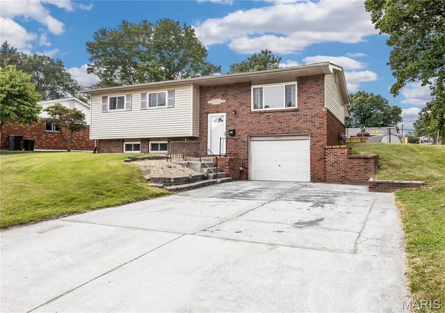 Photo 2 of Single family home for sale at 4810 Snow White Ter, Alton, IL 62002 | MLS# MIS26055732 | Listing updated on 2026-09-07
