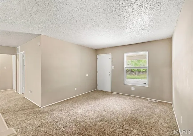Photo 3 of Single family home for sale at 6720 Foxbend Ct, Florissant, MO 63033 | MLS# MIS26055734 | Listing updated on 2026-09-29