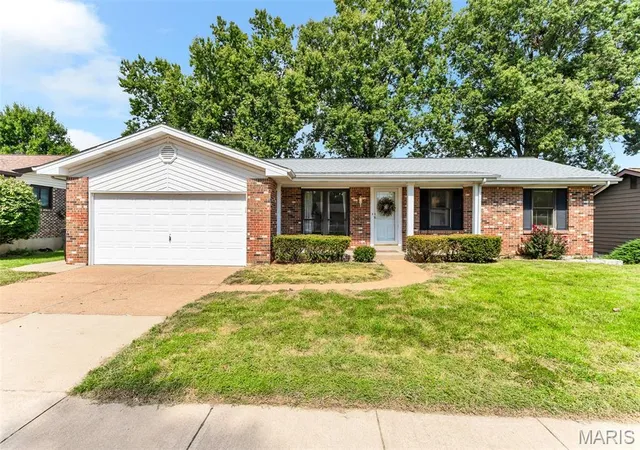 Photo 1 of Sale Pending at 2333 Wincanton Rd, Saint Louis, MO 63129 | MLS# MIS26055750 | Listing updated on 2026-10-05