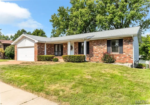 Photo 2 of Sale Pending at 2333 Wincanton Rd, Saint Louis, MO 63129 | MLS# MIS26055750 | Listing updated on 2026-10-05