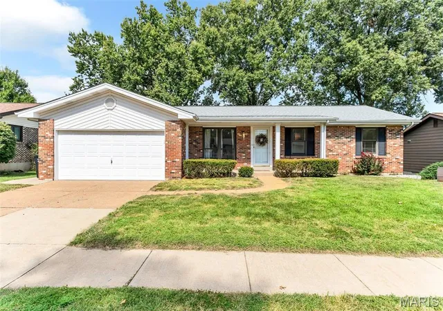 Photo 49 of Sale Pending at 2333 Wincanton Rd, Saint Louis, MO 63129 | MLS# MIS26055750 | Listing updated on 2026-10-05