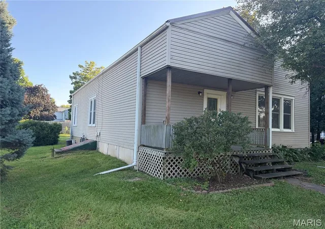 Photo 2 of Sale Pending at 611 Clark St, Canton, MO 63435 | MLS# MIS26055751 | Listing updated on 2026-09-21