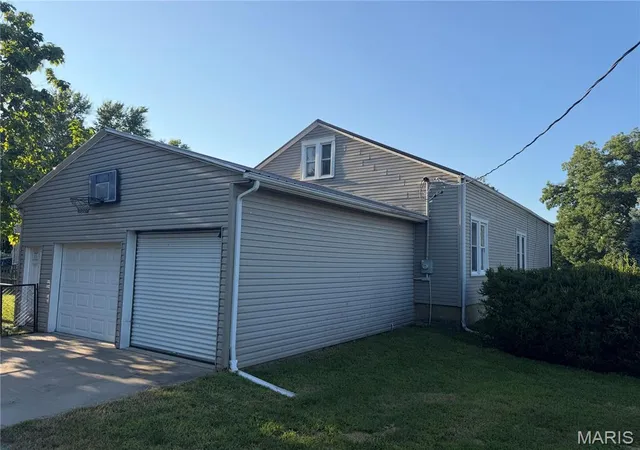 Photo 3 of Sale Pending at 611 Clark St, Canton, MO 63435 | MLS# MIS26055751 | Listing updated on 2026-09-21
