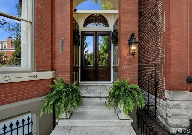 Photo 3 of Sale Pending at 2008 Rutger St, Saint Louis, MO 63104 | MLS# MIS26055758 | Listing updated on 2026-09-01