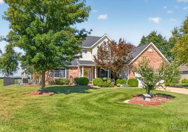 Photo 4 of Sale Pending at 9301 Christopher Lake Dr, Columbia, IL 62236 | MLS# MIS26055762 | Listing updated on 2026-09-03