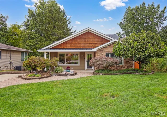 Photo 1 of Single family home for sale at 665 E Lake Dr, Edwardsville, IL 62025 | MLS# MIS26055767 | Listing updated on 2026-09-28