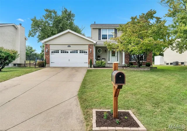 Photo 1 of Single family home for sale at 923 Haversham Dr, Saint Charles, MO 63304 | MLS# MIS26055787 | Listing updated on 2026-09-14