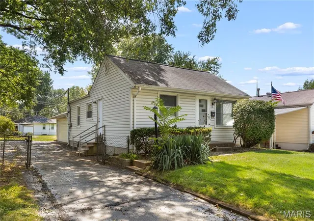 Photo 2 of Single family home for sale at 8 Wescott Dr, Florissant, MO 63031 | MLS# MIS26055795 | Listing updated on 2026-09-07