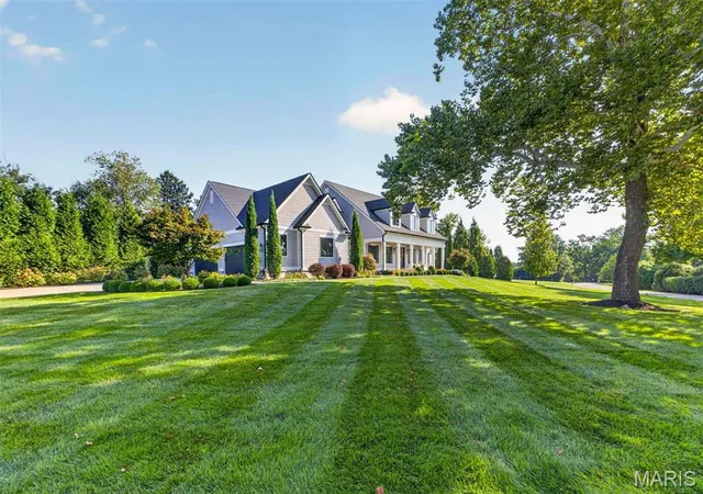 Photo 2 of Sale Pending at 11 Spoede Ln, Saint Louis, MO 63141 | MLS# MIS26055798 | Listing updated on 2026-10-06