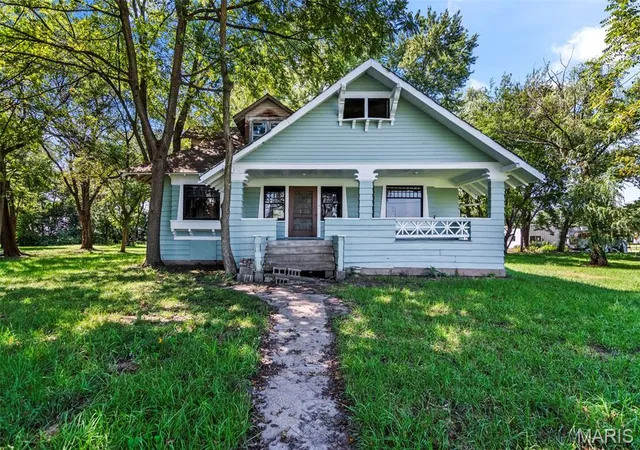 Photo 1 of Single family home for sale at 817 S Clinton, Litchfield, IL 62056 | MLS# MIS26055823 | Listing updated on 2026-08-31