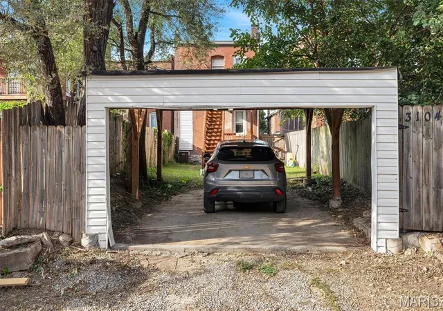 Listing Photo 5 - Condo for sale in building located at 3104 Wyoming St, Saint Louis, MO 63118