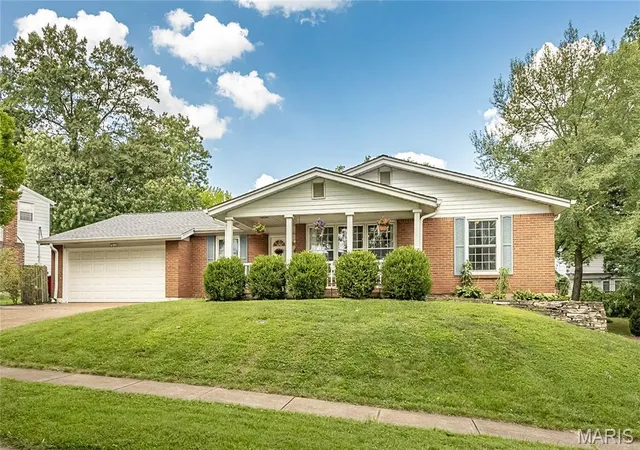 Photo 3 of Single family home for sale at 9363 Hazelridge Dr, Sunset Hills, MO 63126 | MLS# MIS26055831 | Listing updated on 2026-09-21