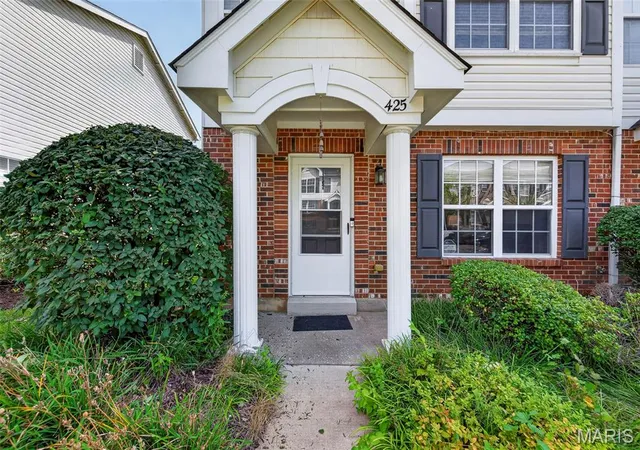 Photo 1 of Townhouse for sale at 425 Wild Oak Dr, O Fallon, MO 63368 | MLS# MIS26055844 | Listing updated on 2026-09-01
