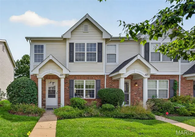 Photo 2 of Townhouse for sale at 425 Wild Oak Dr, O Fallon, MO 63368 | MLS# MIS26055844 | Listing updated on 2026-09-01