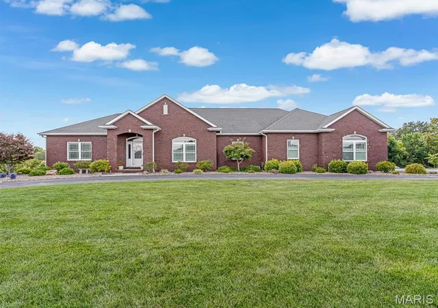 Photo 3 of Single family home for sale at 600 Covington Dr, Waterloo, IL 62298 | MLS# MIS26055846 | Listing updated on 2026-09-24