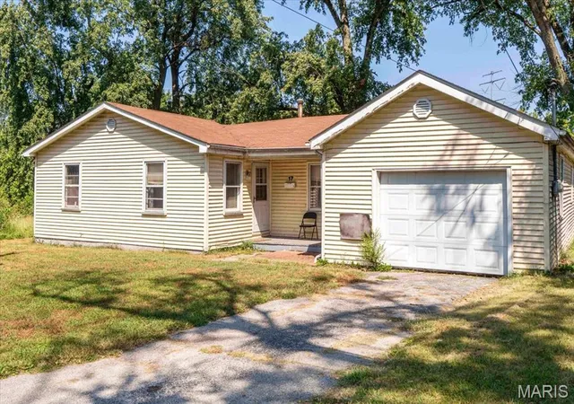 Photo 2 of Single family home for sale at 17 Denovion Ct, East Saint Louis, IL 62206 | MLS# MIS26055849 | Listing updated on 2026-09-04