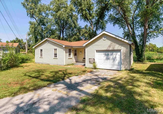 Photo 2 of Single family home for sale at 17 Denovion Ct, East Saint Louis, IL 62206 | MLS# MIS26055849 | Listing updated on 2026-09-04
