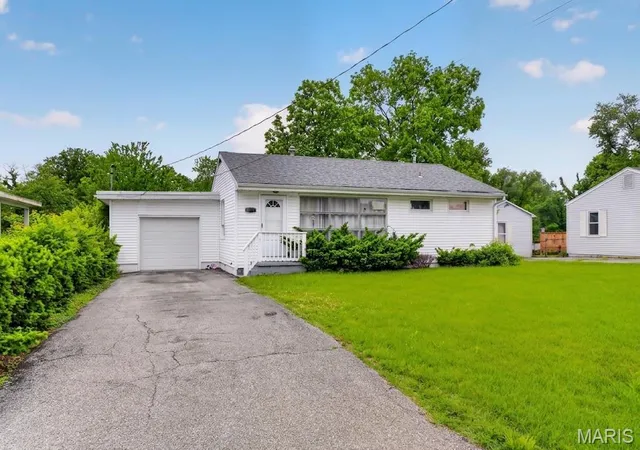 Photo 2 of Single family home for sale at 109 Cascade Dr, Belleville, IL 62223 | MLS# MIS26055852 | Listing updated on 2026-09-03