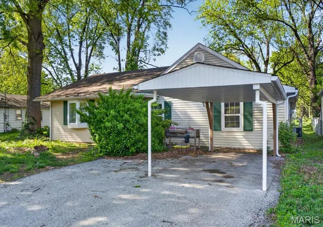 Photo 2 of Single family home for sale at 119 S 37th Street, Belleville, IL 62226 | MLS# MIS26055854 | Listing updated on 2026-09-04