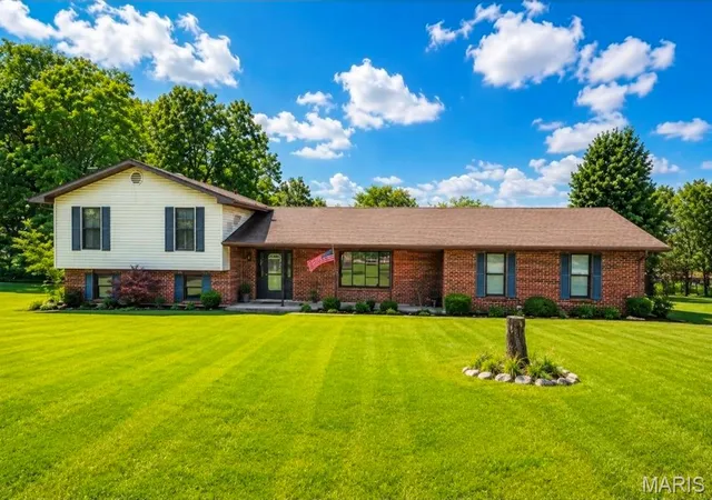 Photo 2 of Sale Pending at 1559 Saddle Dr, Festus, MO 63028 | MLS# MIS26055857 | Listing updated on 2026-09-13
