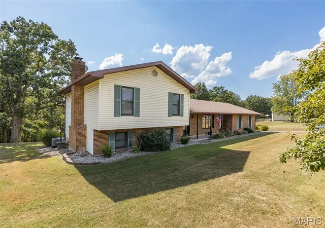 Photo 3 of Sale Pending at 1559 Saddle Dr, Festus, MO 63028 | MLS# MIS26055857 | Listing updated on 2026-09-13