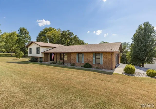 Photo 3 of Sale Pending at 1559 Saddle Dr, Festus, MO 63028 | MLS# MIS26055857 | Listing updated on 2026-09-13
