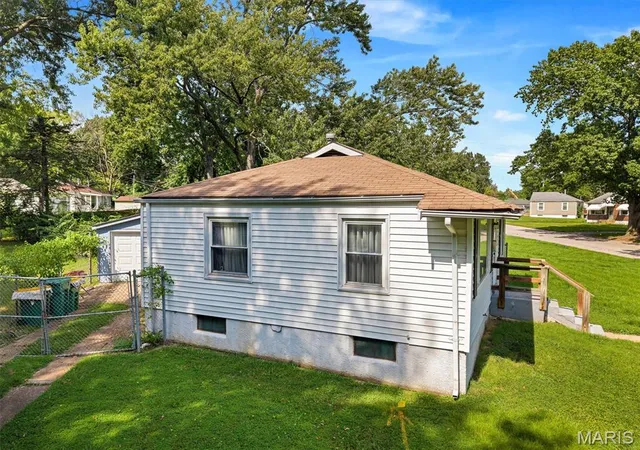 Photo 4 of Single family home for sale at 1901 Owen Dr, Saint Louis, MO 63133 | MLS# MIS26055870 | Listing updated on 2026-09-21