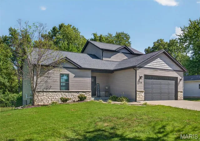 Photo 2 of Sale Pending at 210 Montgomery St, Troy, IL 62294 | MLS# MIS26055876 | Listing updated on 2026-09-08