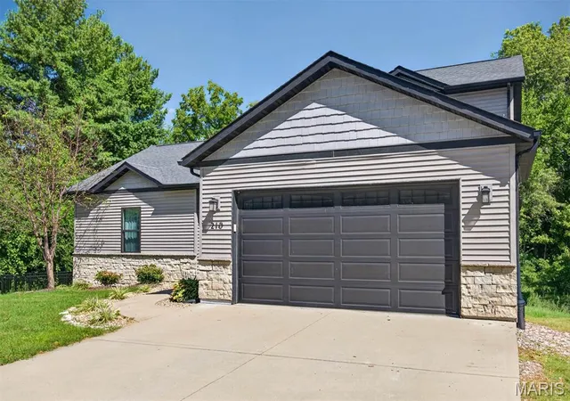 Photo 2 of Sale Pending at 210 Montgomery St, Troy, IL 62294 | MLS# MIS26055876 | Listing updated on 2026-09-08