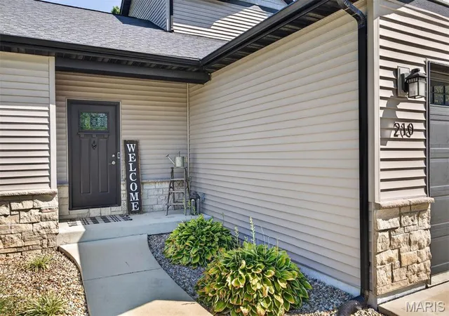 Photo 3 of Sale Pending at 210 Montgomery St, Troy, IL 62294 | MLS# MIS26055876 | Listing updated on 2026-09-08