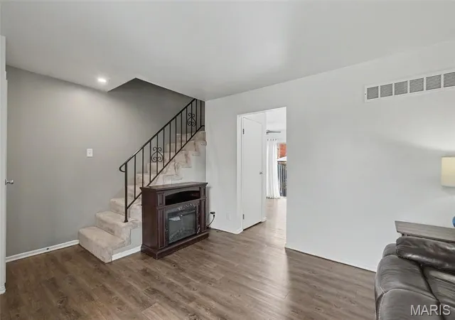 Listing Photo 4 - Condo for sale in building located at 1223 Clarkson Ct, Ballwin, MO 63011 - Unit #1223