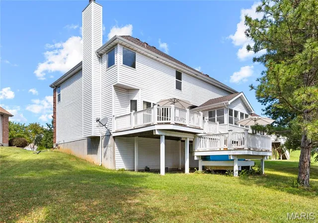 Photo 3 of Single family home for sale at 1015 Nooning Tree Dr, Chesterfield, MO 63017 | MLS# MIS26055894 | Listing updated on 2026-10-10