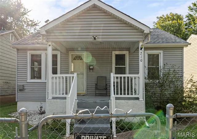 Photo 1 of Sale Pending at 210 E 3rd St, De Soto, MO 63020 | MLS# MIS26055895 | Listing updated on 2026-09-07