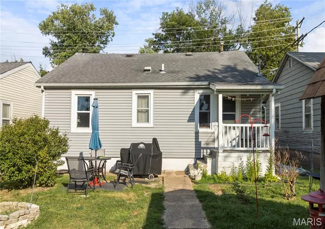 Photo 3 of Sale Pending at 210 E 3rd St, De Soto, MO 63020 | MLS# MIS26055895 | Listing updated on 2026-09-07