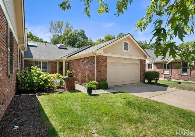 Photo 2 of Sale Pending at 14141 Baywood Villages Dr, Chesterfield, MO 63017 | MLS# MIS26055928 | Listing updated on 2026-09-12